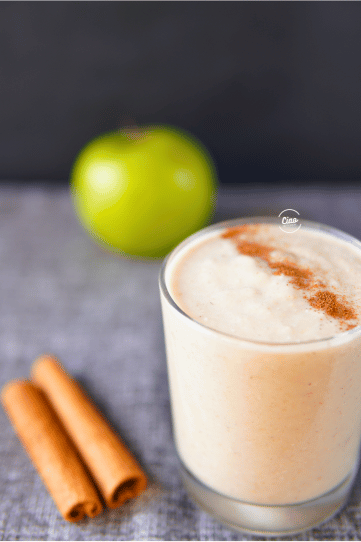 Smoothie u staklenoj čaši, jabuka i cimet, Smoothie in a glass with apple and cinammon sticks on the table