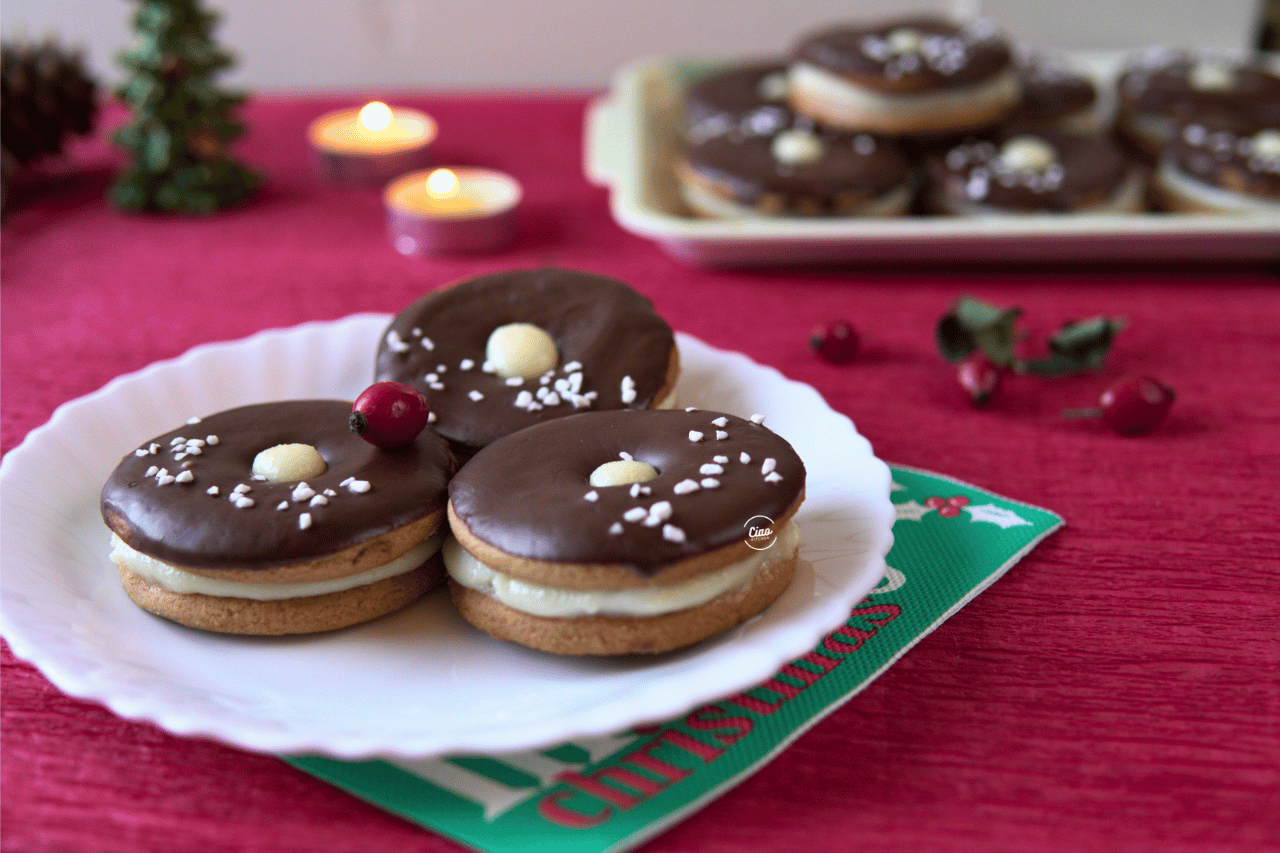 Kolaci sa cimetom na tanjiru, Cinammon cookies on a plate