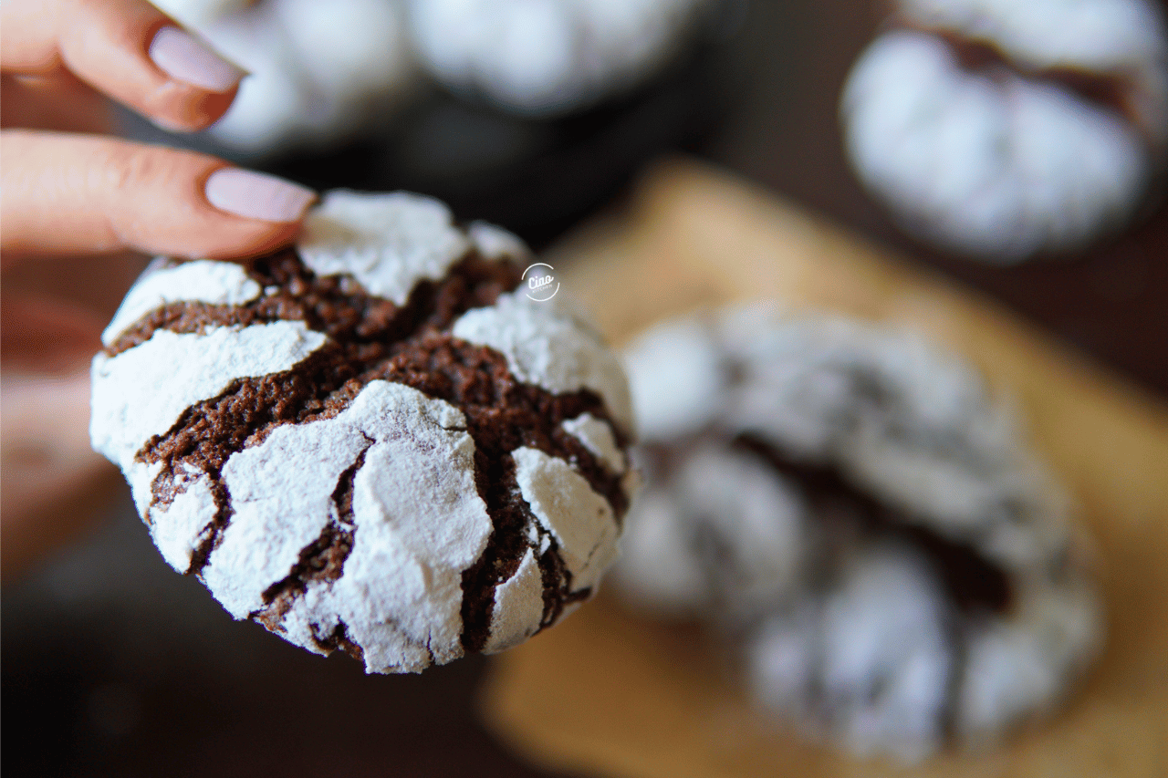 Ruka drži brauni kolačić, Hand holding Brownie cookie