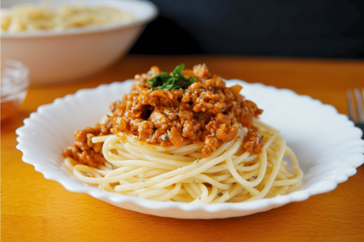 Pasta sa sosom od mlevenog mesa i paradajza sa dekoracijom persuna, Pasta with minced meat and tomato sauce with parsley decoration