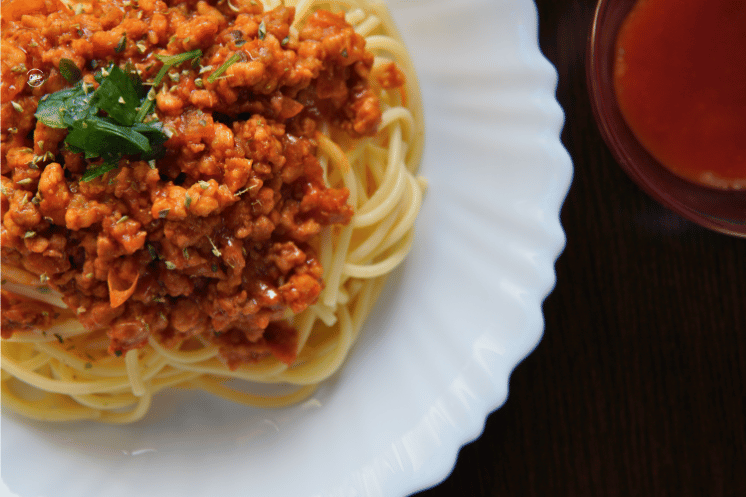 Pasta sa sosom od mlevenog mesa i paradajza sa dekoracijom persuna, Pasta with minced meat and tomato sauce with parsley decoration