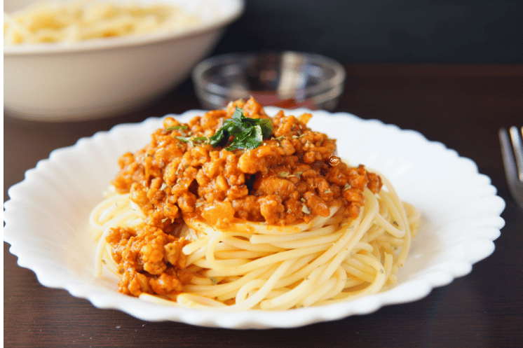 Pasta sa sosom od mlevenog mesa i paradajza sa dekoracijom persuna, Pasta with minced meat and tomato sauce with parsley decoration