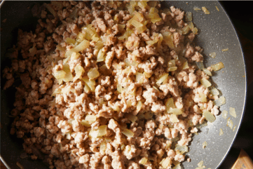 Przeno meso sa lukom u tiganju, Fried minced meat with onion in a pan