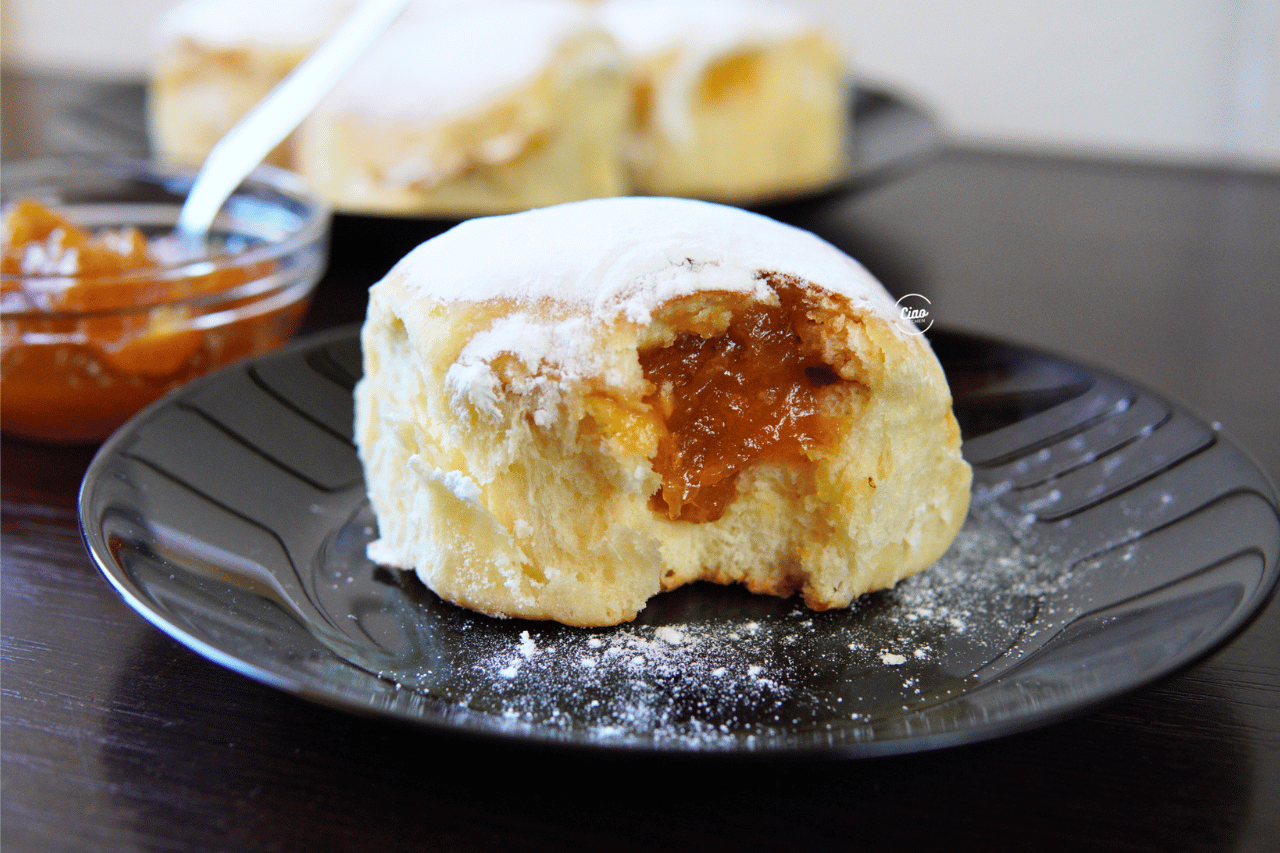 Buhtle sa marmeladom od kajsija na tanjiru, Sweet yeast buns with apricot filling on a plate