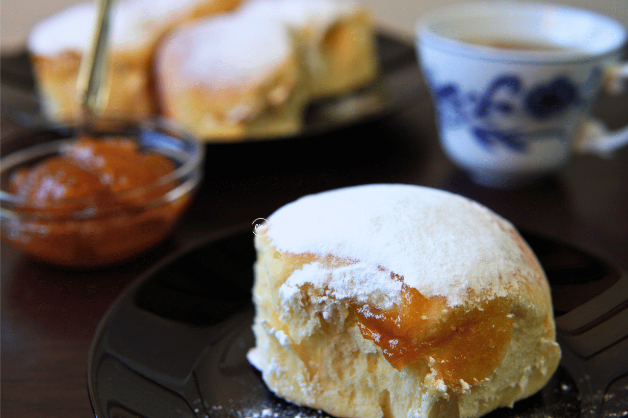 Buhtle sa marmeladom od kajsija na tanjiru, Sweet yeast buns with apricot filling on a plate