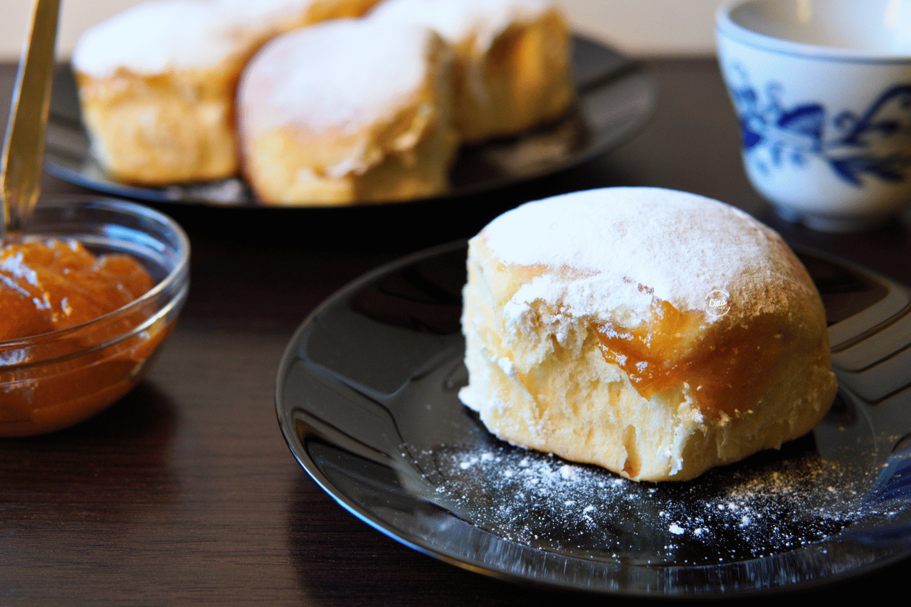 Buhtle sa marmeladom od kajsija na tanjiru, Sweet yeast buns with apricot filling on a plate