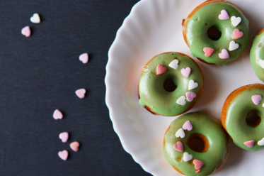 Krofnice sa glazurom na tanjiru, Glazed doughnuts on a plate