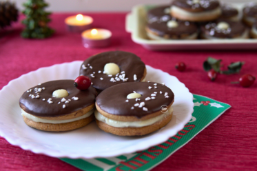 Bozicni kolaci sa cimetom na tanjiru, Cinammon christmas cookies on a plate