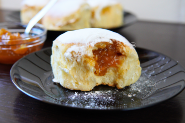 Buhtle sa marmeladom od kajsija, Buns with appricot marmelade filling