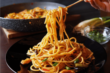 Chow Mein nudle na tanjiru, Chow Mein noodles on a plate