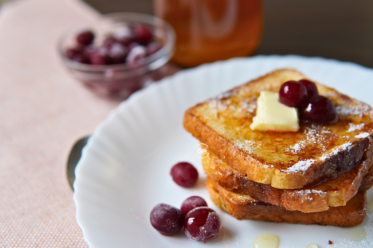 Francuski tost na tanjiru, French toast on a plate