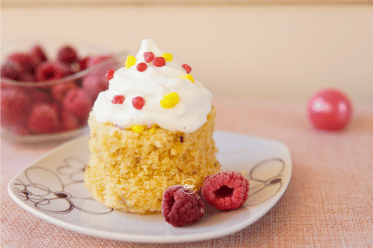 Vanila kolac iz solje sa slagom i malinama, Vanilla mug cake with whipping cream on top and raspberries