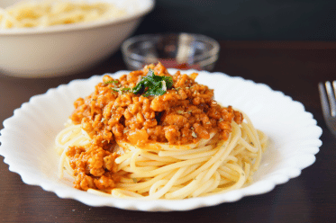 Pasta sa sosom od mlevenog mesa i paradajza sa dekoracijom persuna, Pasta with minced meat and tomato sauce with parsley decoration