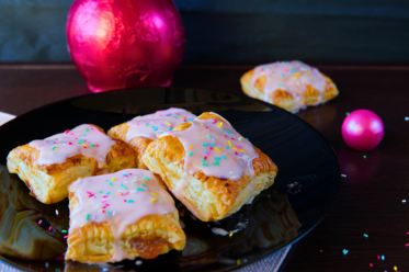 Pop tard sa marmeladom na tanjiru, Pop tart with apricot jam on a plate