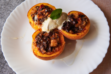 Italijanske pecene punjene breskve na tanjiru, Stuffed baked peaches from italy