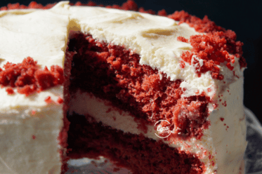 Red velvet torta na tanjiru, Red velvet cake on a plate