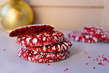 Crveni kolacici na tanjiru, Red cookies on a plate