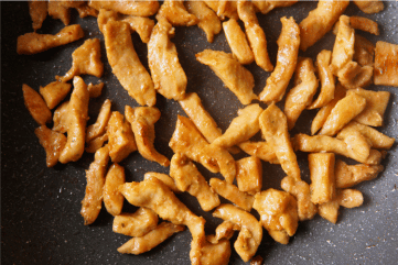 Pecena piletina u tiganju, Fried chicken strips in a pan