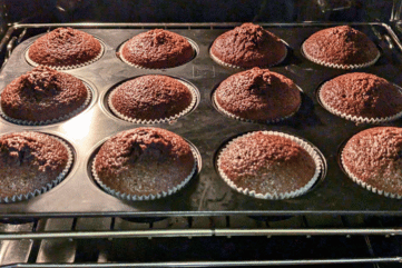 Peceni coko mafini u rerni, baked muffin in oven