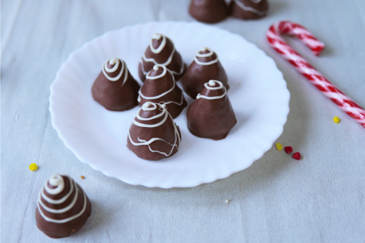 Cokoladne kupole sa rumom na tanjiru, Chocolate dome shaped rum desert on a plate