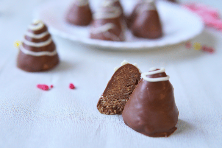 Cokoladne kupole sa rumom presecene na pola, Chocolate dome shaped rum desert cut in half