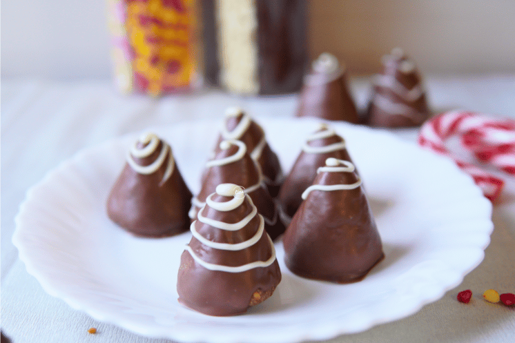 Cokoladne kupole sa rumom na tanjiru, Chocolate dome shaped rum desert on a plate