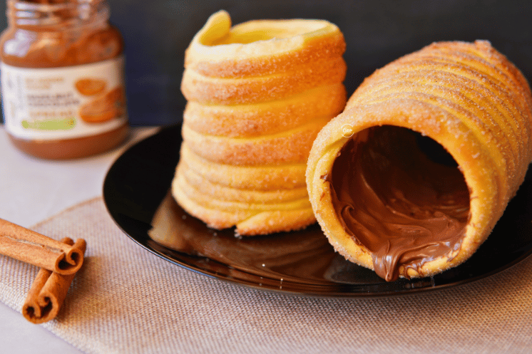 Dimnjak kolac sa kremom i stapicima cimeta, Chimney cake with nuttela and cinnamon sticks