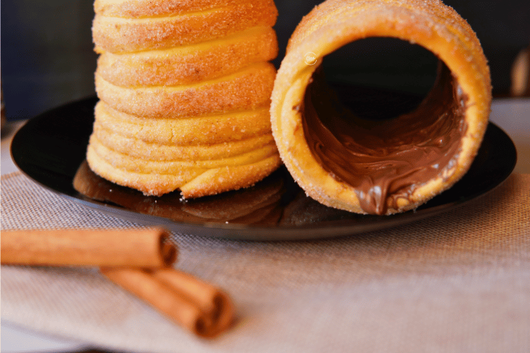 Dimnjak kolac sa kremom i stapicima cimeta, Chimney cake with nuttela and cinnamon sticks