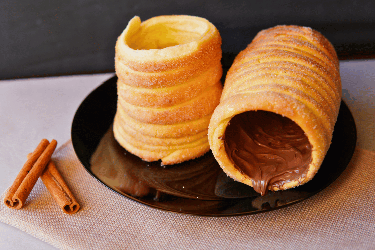 Dimnjak kolac sa kremom i stapicima cimeta, Chimney cake with nuttela and cinnamon sticks