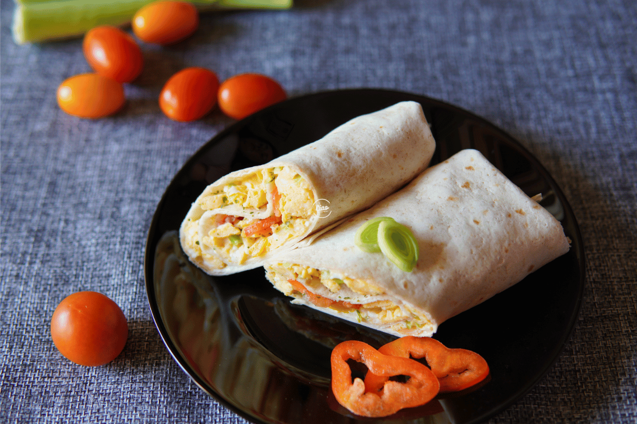 Tortilja sa jajima i povrćem na tanjiru, Tortilla with eggs and vegetables on plate