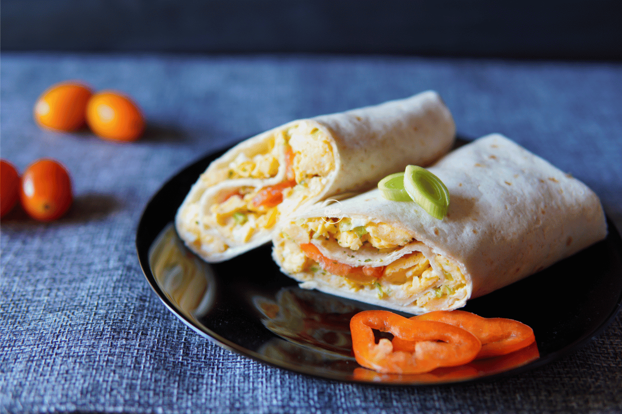 Tortilja sa jajima i povrćem na tanjiru, Tortilla with eggs and vegetables on plate