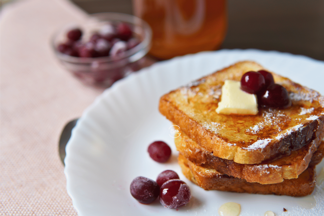 Francuski hleb na tanjiru, French toast on plate