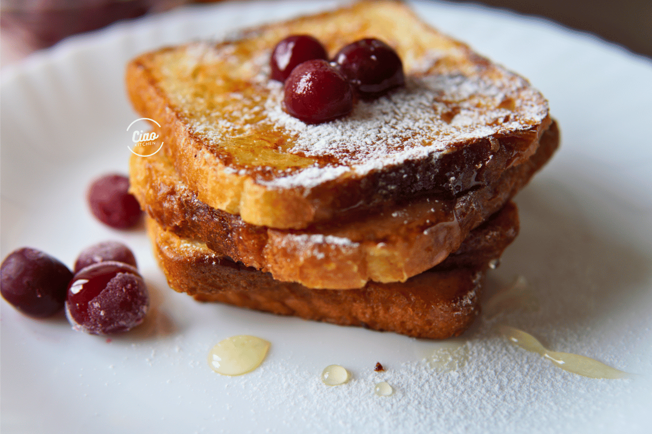 Francuski hleb na tanjiru, French toast on plate