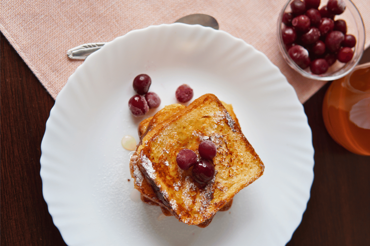 Francuski hleb na tanjiru, French toast on plate