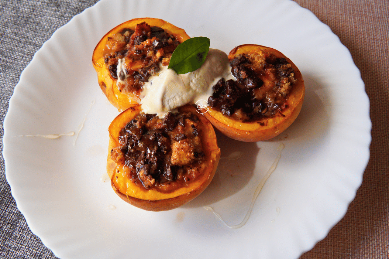 Pečene breskve na tanjiru sa sladoledom, Baked peaches with ice cream on plate