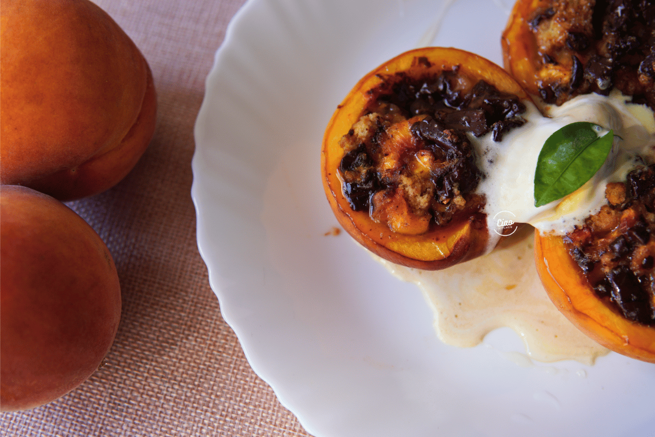 Pečene breskve na tanjiru sa sladoledom, Baked peaches with ice cream on plate