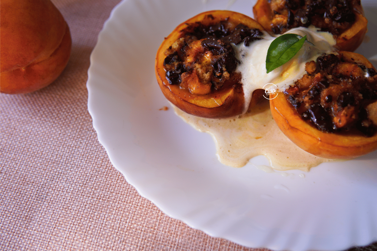 Pečene breskve na tanjiru sa sladoledom, Baked peaches with ice cream on plate