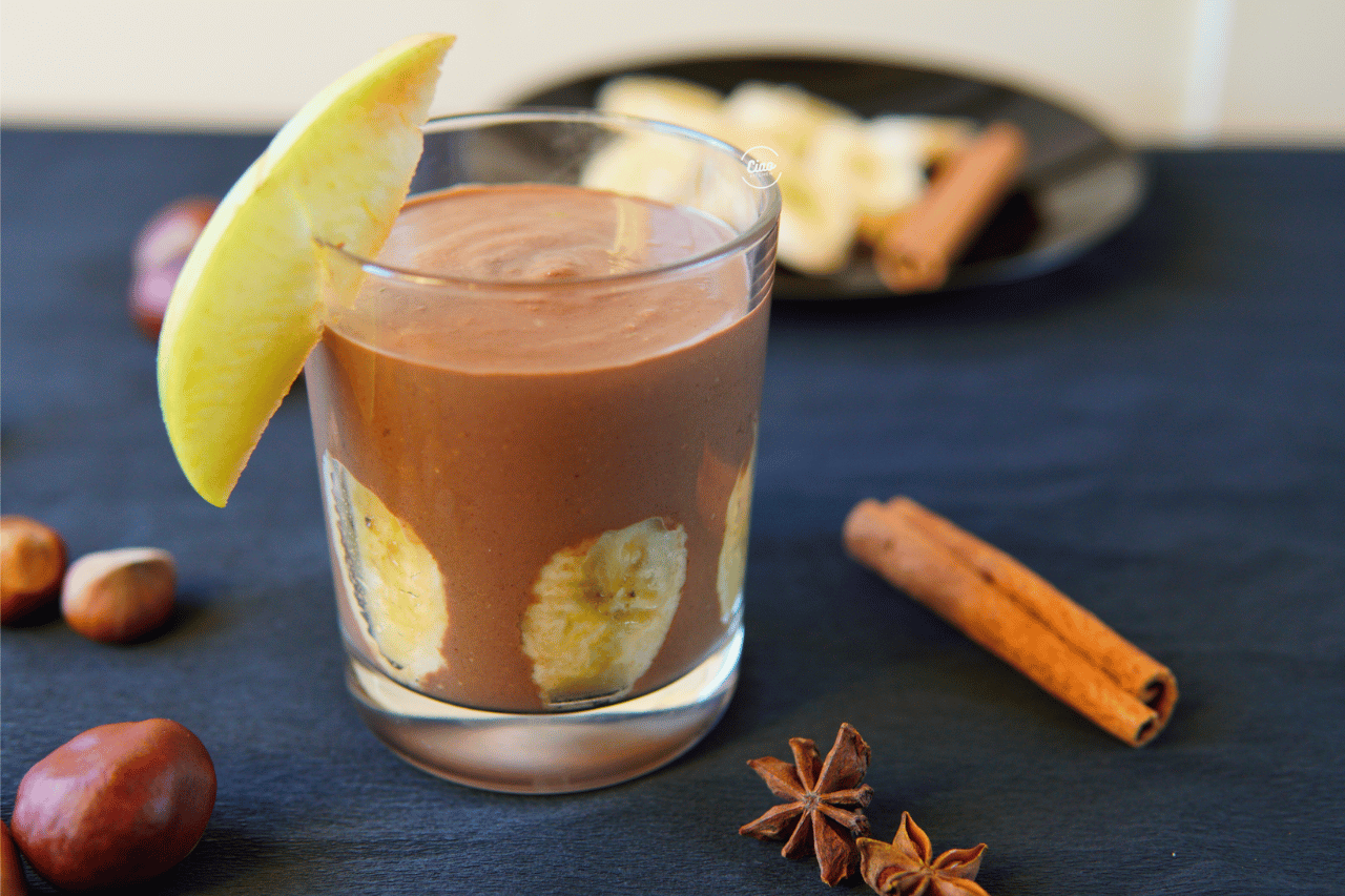 Smoothie u staklenoj čaši, lešnici, cimet i anis na stolu, Smoothie in a glass with hazelnuts, cinnamon and anis on the table