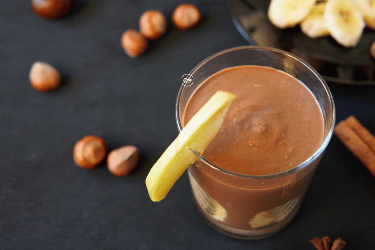 Smoothie u staklenoj čaši i lešnici na stolu, Smoothie in a glass with hazelnuts on the table