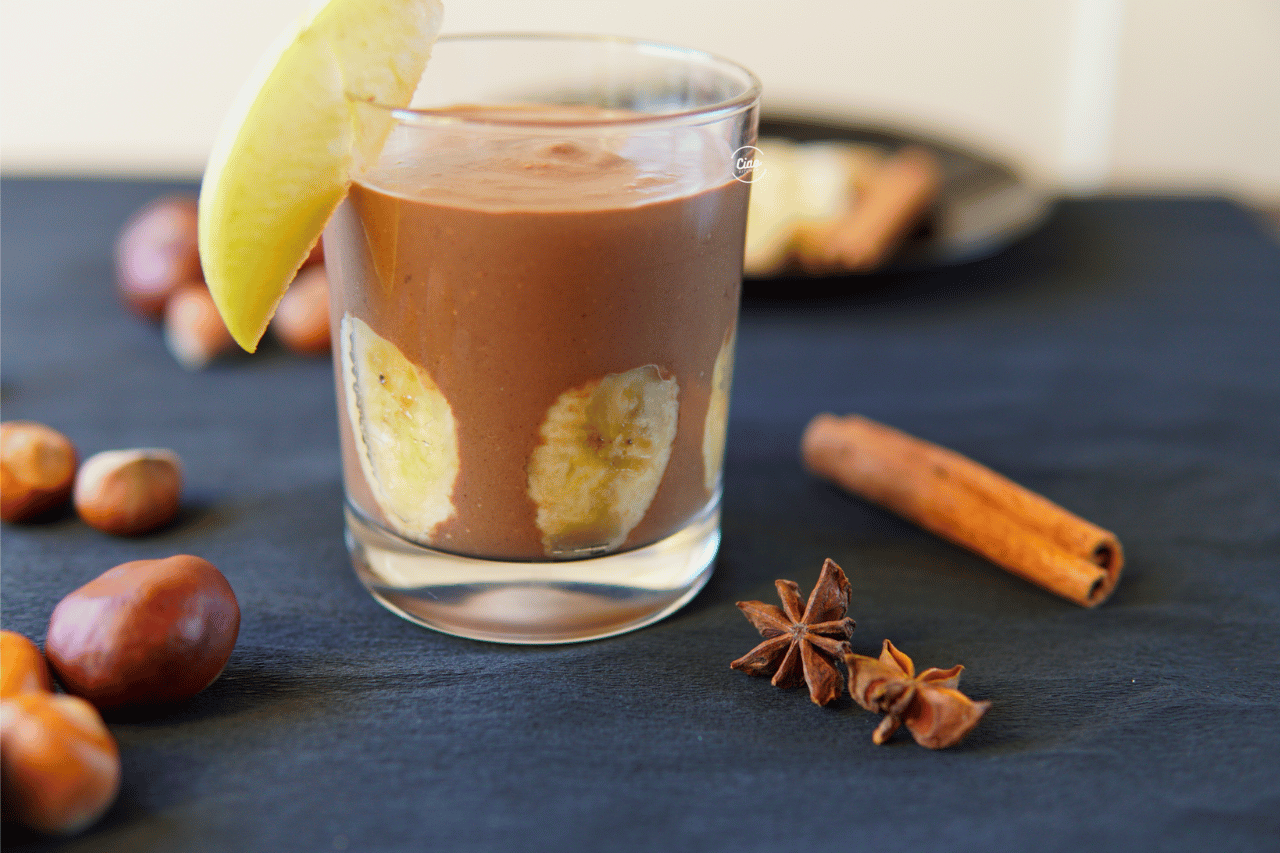 Smoothie u staklenoj čaši, lešnici, cimet i anis na stolu, Smoothie in a glass with hazelnuts, cinnamon and anis on the table