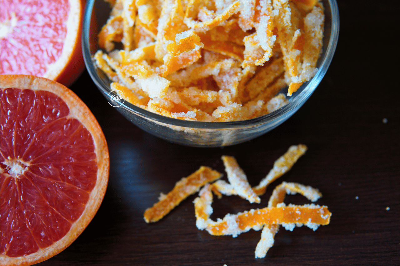 Kandirana kora narandže u činiji, Candied orange peel in a bowl