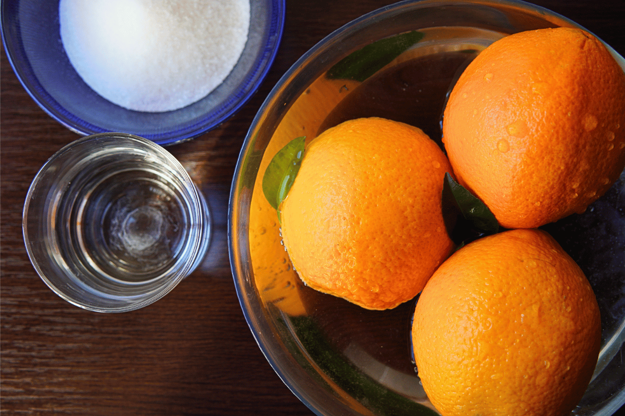 Narandže, šećer i voda. Oranges, sugar and water.