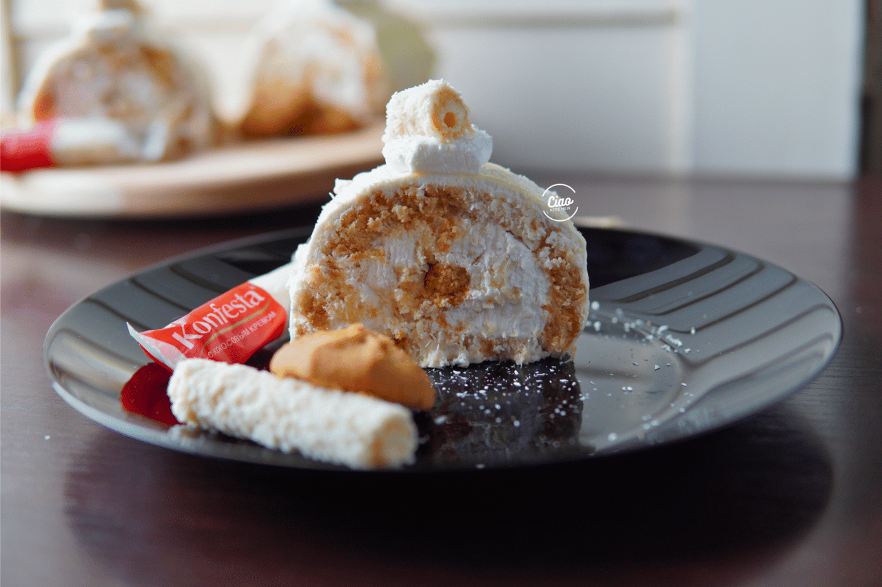 Kokos rolat na tanjiru, Coconut roll on a plate