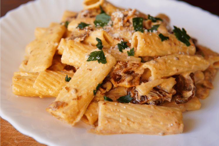 Kremasta pasta sa paradajzom u tanjiru, Creamy sun dried tomato pasta in a plate