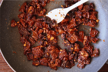 Beli luk i paradajz u tiganju, Garlic and sun dried tomatoes in a pan