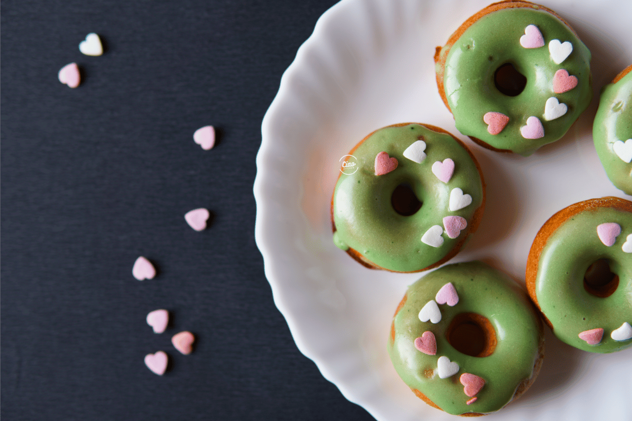 Male krofne na tanjiru, Little doughnuts on plate