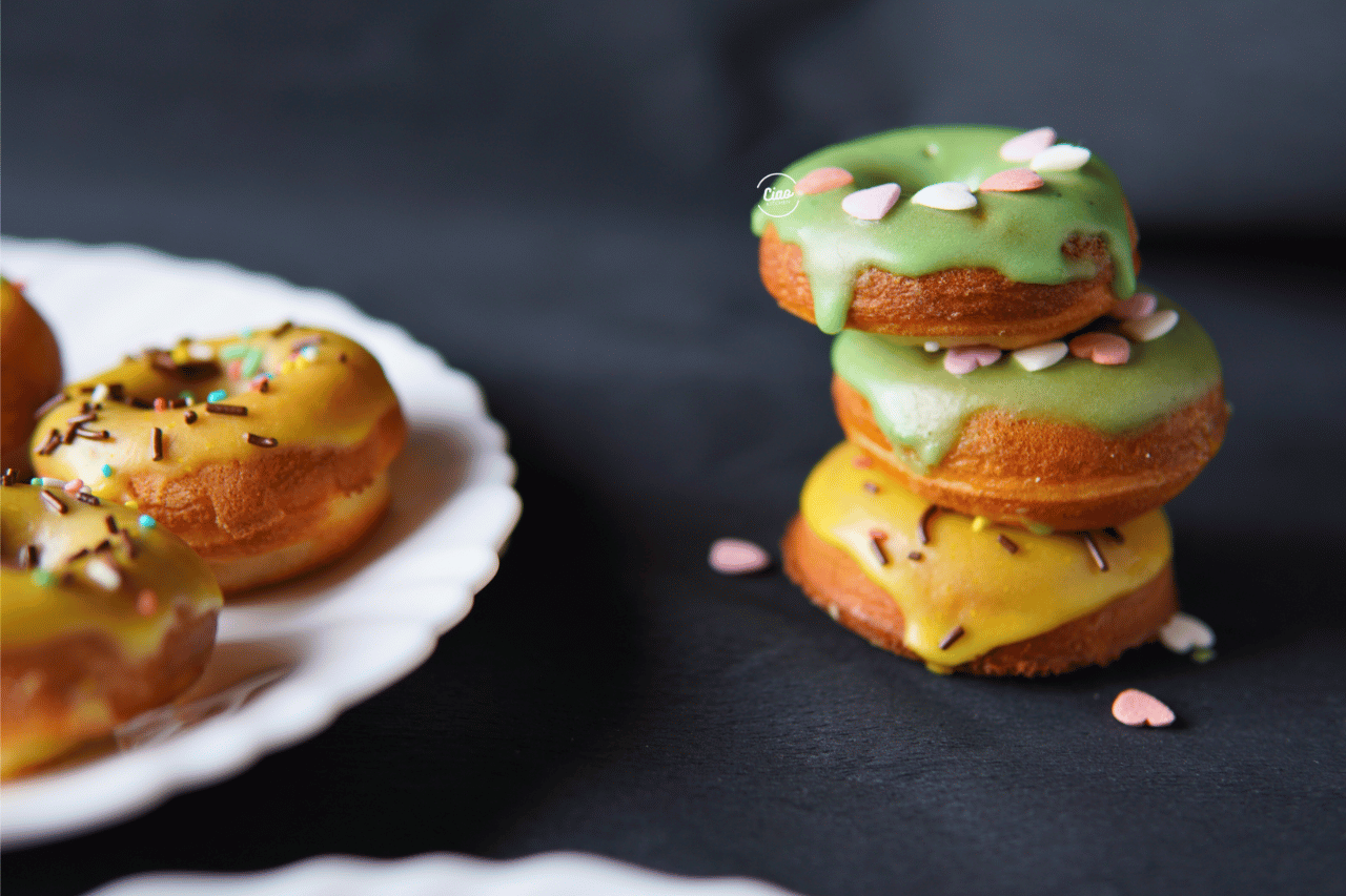 Male krofne na tanjiru, Little doughnuts on plate