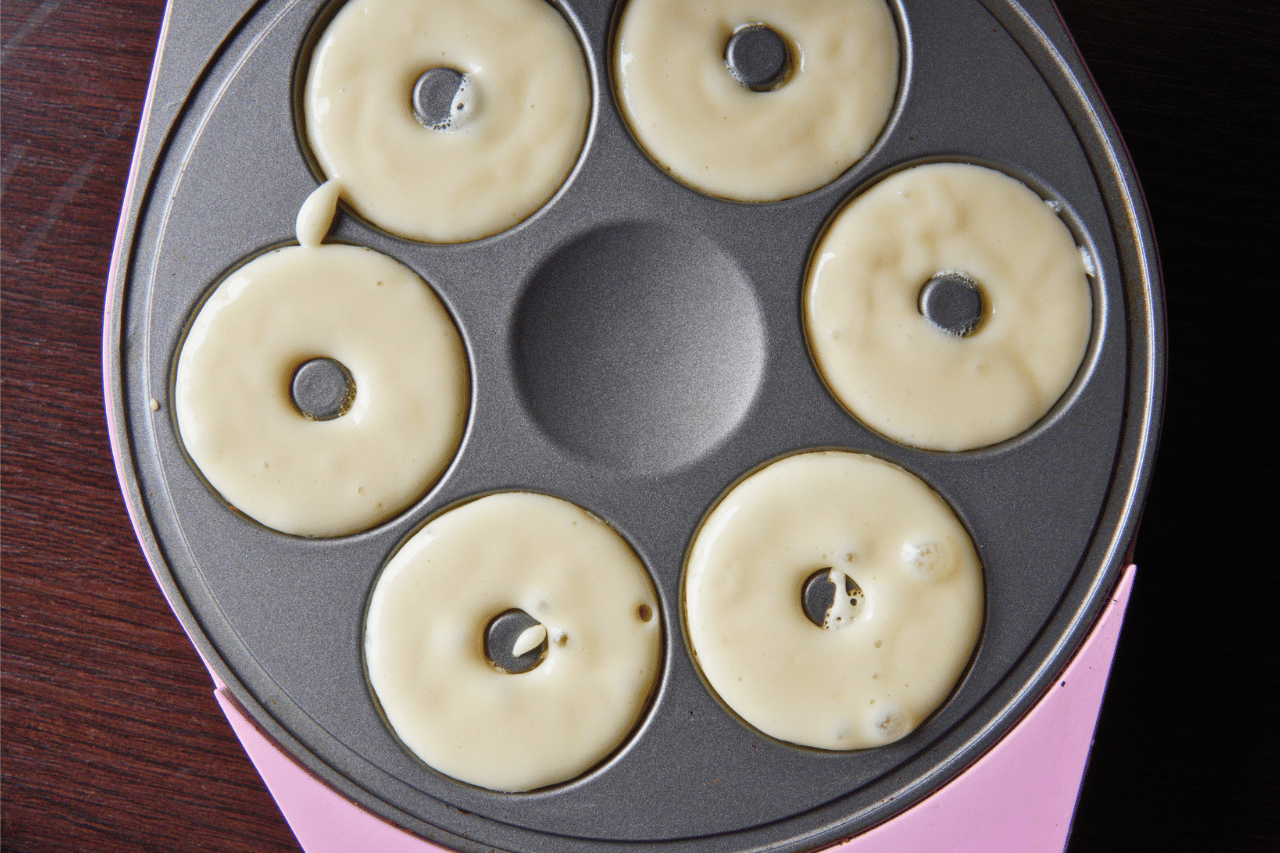 Napunjen aparat za krofnice, Filled donut maker with batter