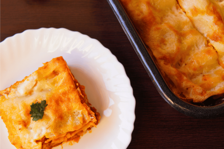 Parce lazanje na tanjiru i lazanje u plehu, Piece of lasagne on a plate and lasagne in a tray