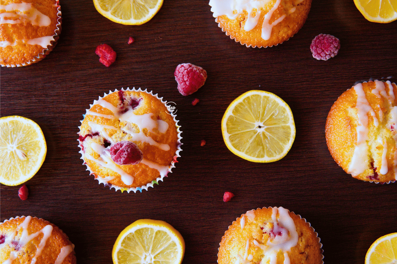 Mafini, maline i limun na stolu, Muffins, raspberries and lemon slices on a table